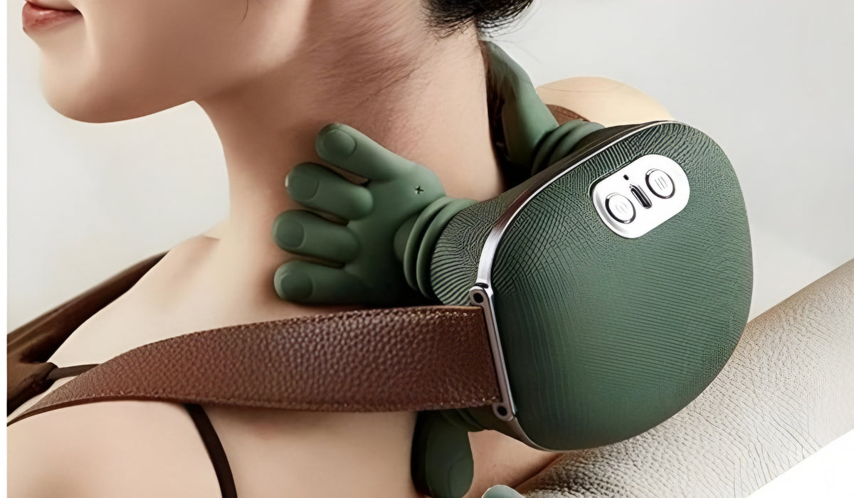Mujer usando el masajeador NeckCalm sobre el hombro con la mano de silicona en el cuello